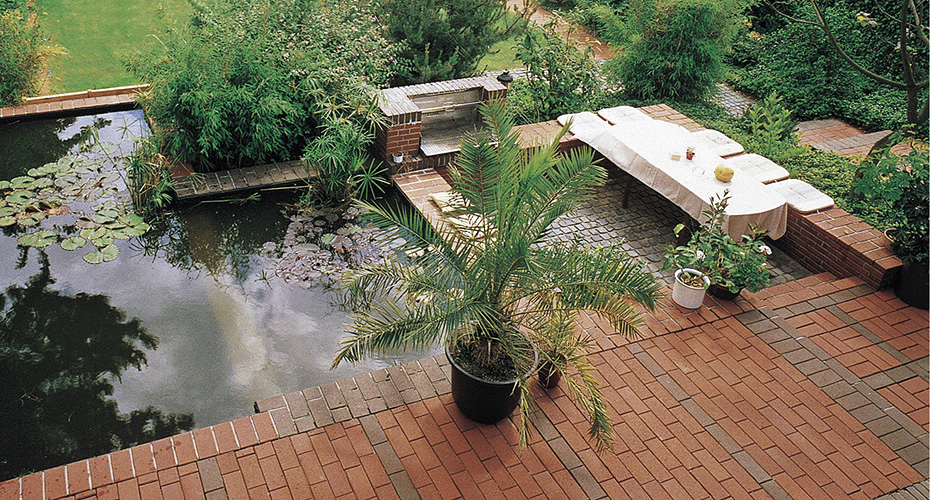 TERCA_Landhaus_Rau_hellrot_rotbunt_Terrasse